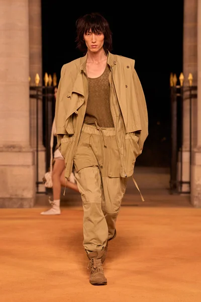 Look 18